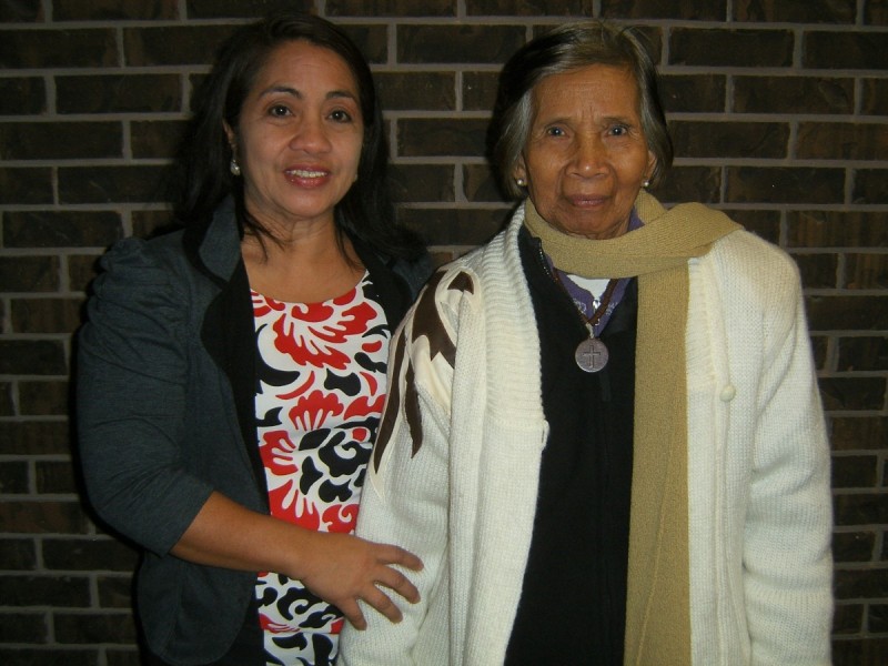 Psychologist Cristina Lope Rosello and former "comfort woman" Lola Fidencia David 