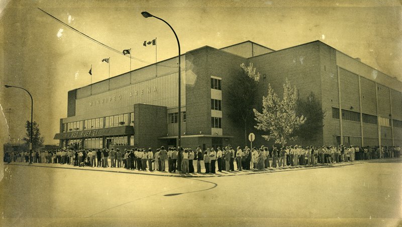 Line-up for Jets tickets, May 17, 1978. Photo by Gregg Burner //I mage from UM Digital Collections