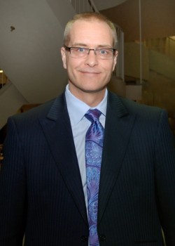 Paul Maurice in a suit and tie