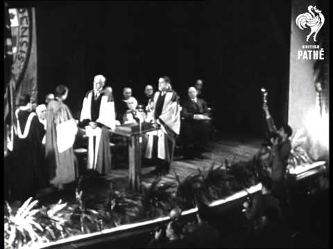 Eleanor Roosevelt recieves her honorary degree from the U of M