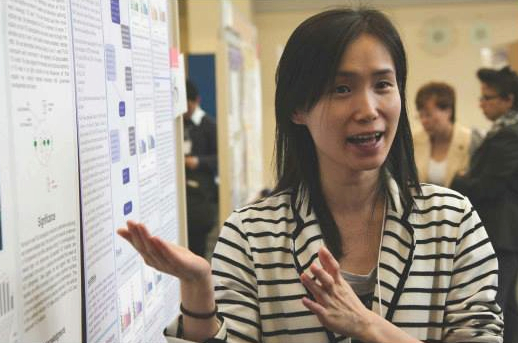 PhD student Yueqin Zhou presents her research at a Health Sciences Poster Competition.