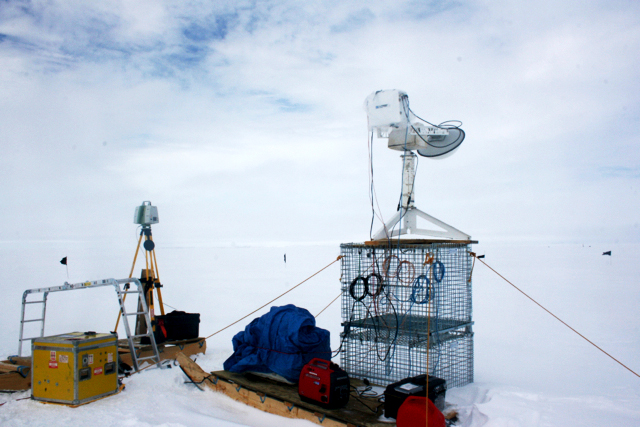 Scatterometer mounted on the platform, continuously scanning snow-covered sea ice. Credit: Alexander Komarov.