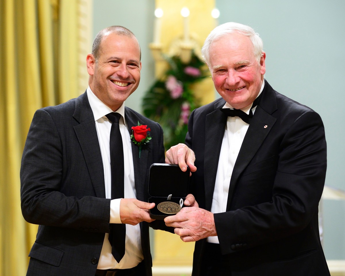 Micah Lexier receiving the award with Governor General, David Johnston // Credit: Sgt Ronald Duchesne, Rideau Hall © Her Majesty The Queen in Right of Canada represented by the Office of the Secretary to the Governor General, 2015