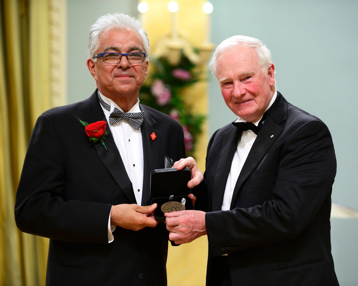 Robert Houle receiving the award with Governor General, David Johnston // Credit: Sgt Ronald Duchesne, Rideau Hall © Her Majesty The Queen in Right of Canada represented by the Office of the Secretary to the Governor General, 2015