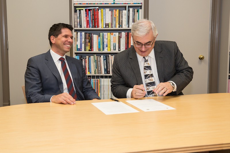 James Wilson (L) and david Barnard sign an MOU to enhance Treaty education at the U of M