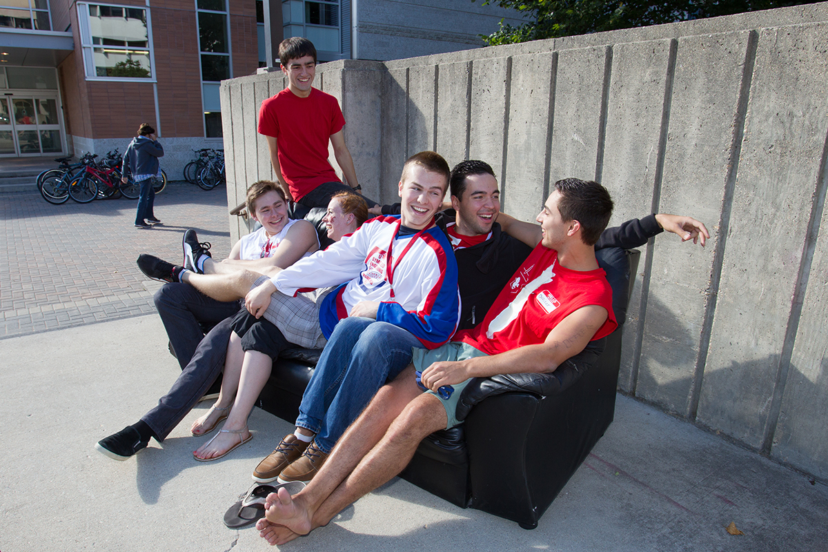 Students relax on a couch duringOrientation // Photo by Marianne Helm