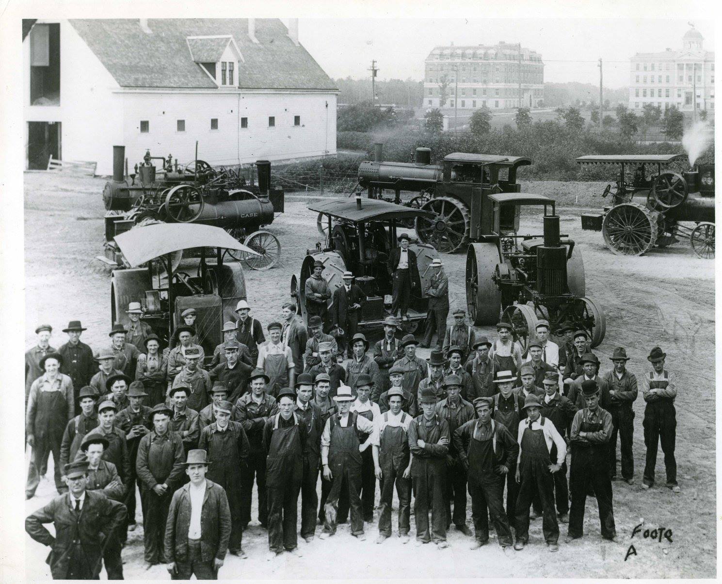A photograph of the members of a short course in tractors offered by the Manitoba Agricultural College at its Tuxedo campus in 1907. This black-and-white photograph, taken by Lewis Foote, depicts the students arrayed in front of a collection of tractors. Source: Faculty of Agriculture fonds.
