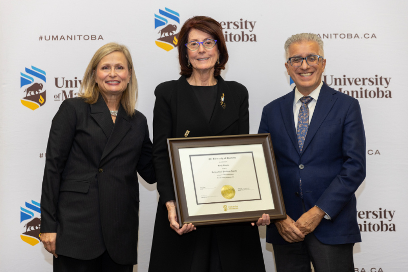 Chancellor Anne Mahon and President Michael Benarroch present award to Leigh Murphy.