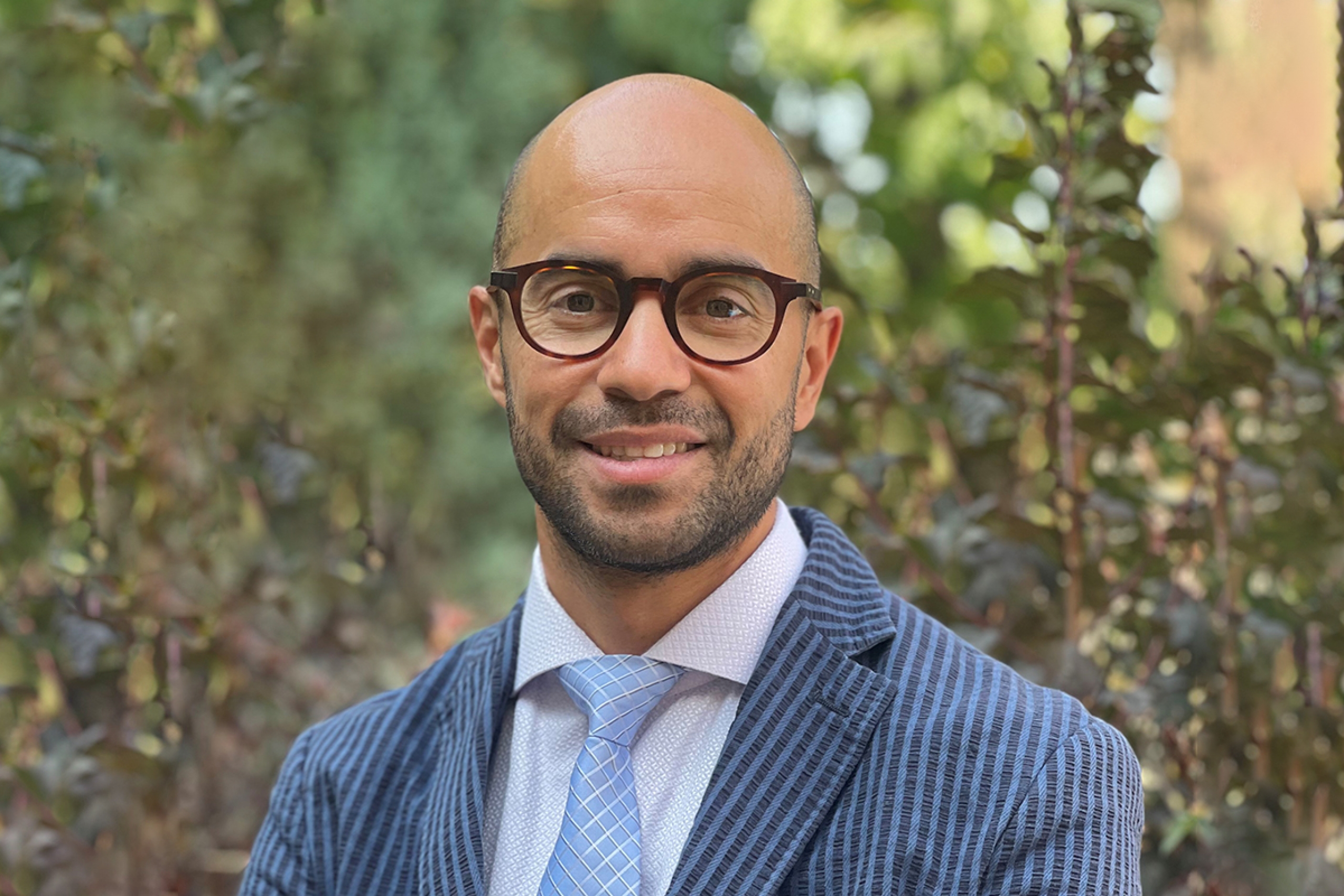 Outdoor headshot of Gustavo Castaneda.