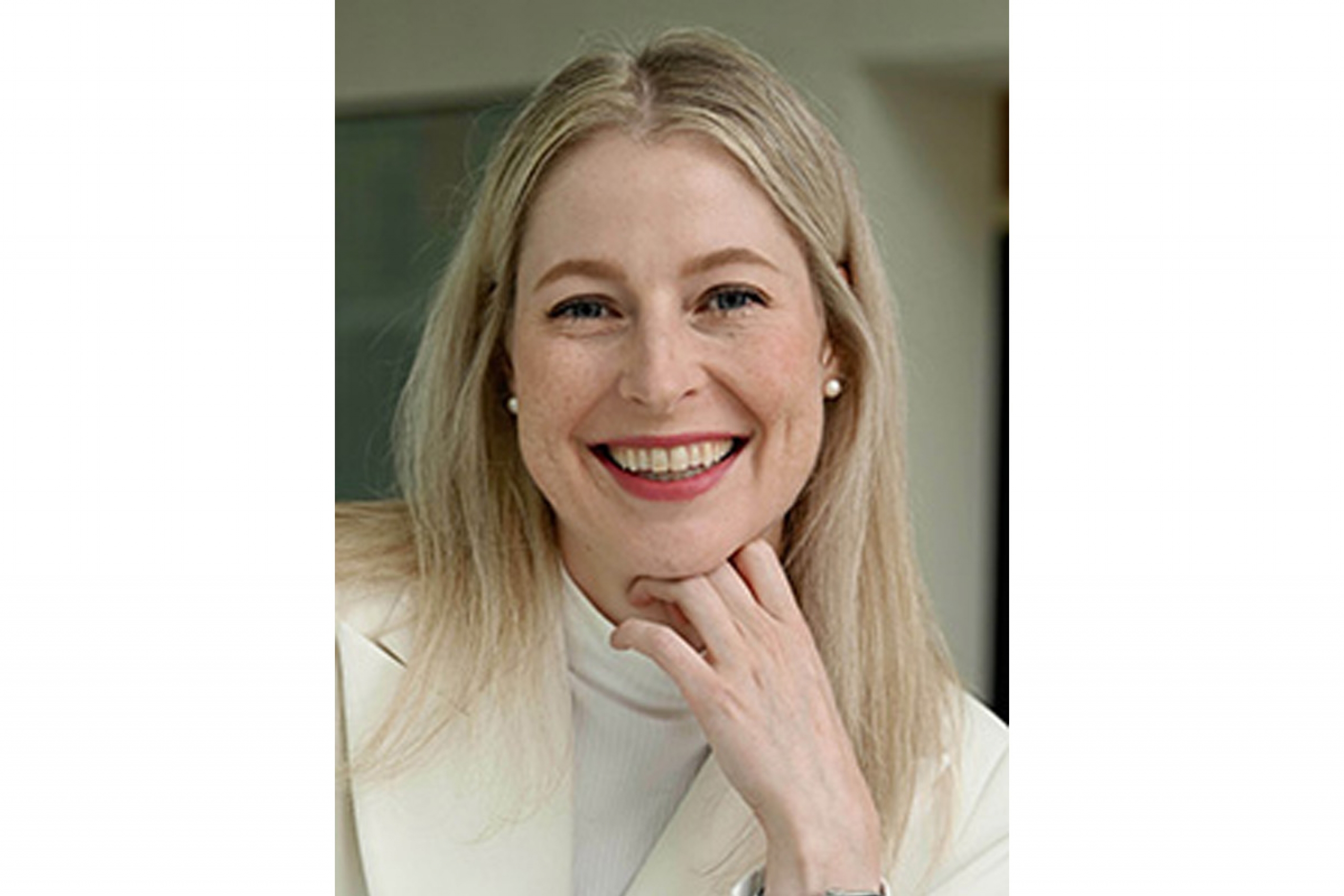 Portrait of Dr. Lindsey Woodrow.