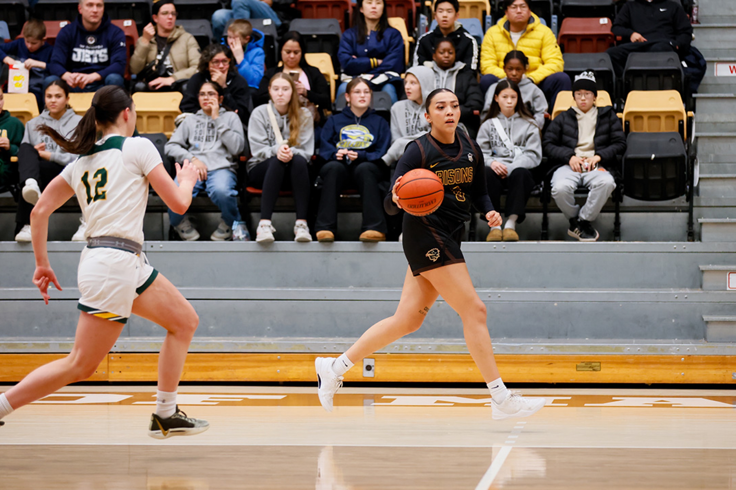 Emily Mandamin during a bisons basketball game