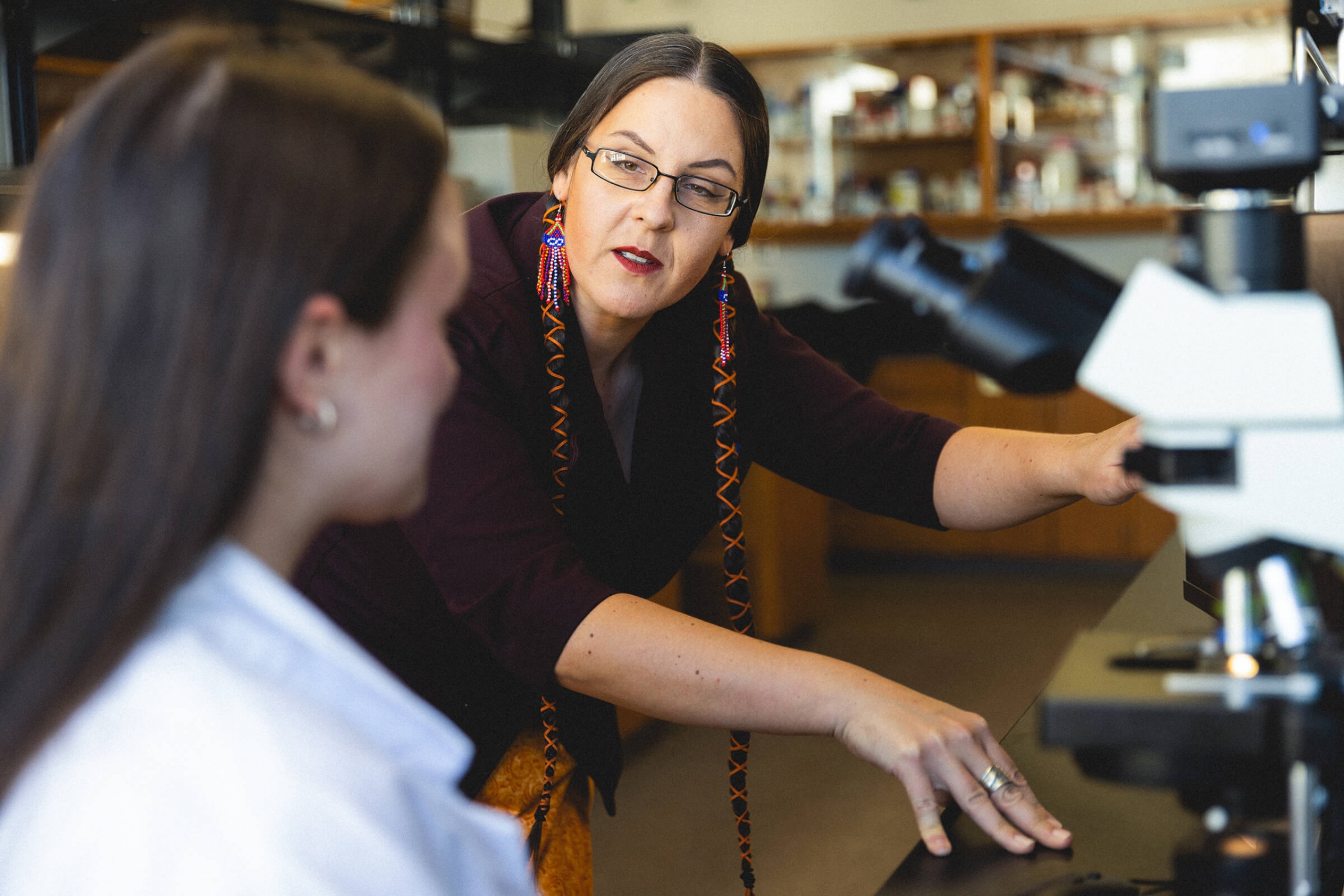 Az Klymiuk in a lab with a student