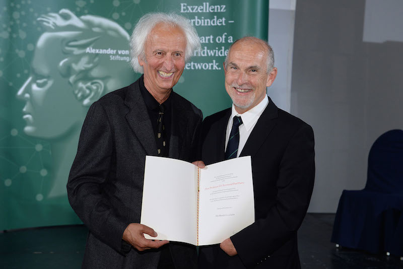 Distinguished Professor Raymond Perry receives the Konrad Adenauer Research Award at Charlottenburg Palace in Berlin / Photo: David Ausserhofer, Humboldt Foundation