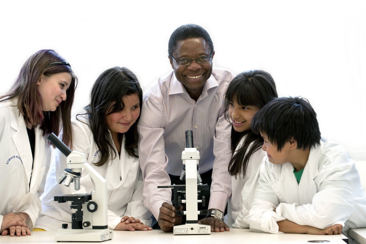 Medicine outreach program brings science to inner-city youth.