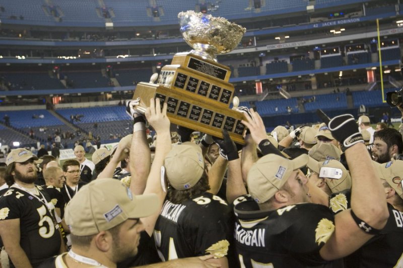 The Bisons football team wins the Vanier Cup in 2007. (photo credit: Jeff Chan)