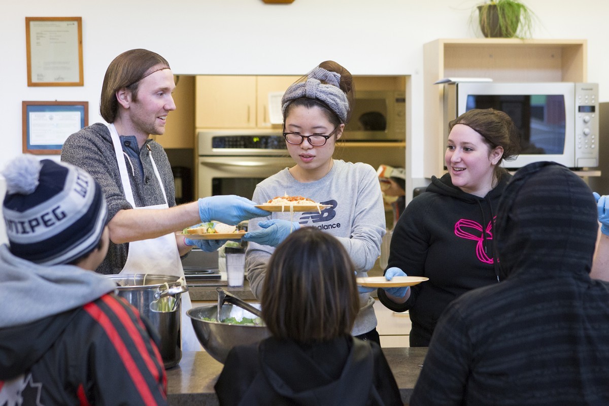 Alternative Reading Week Students serving food at the Ma Mawi Wi Chi Itata Centre