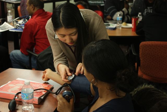 Medicine student Dorothy Yu and EAL program student Helen Ghebreigziabher participate in a collaborative skills night organized by the Immigrant and Refugee Health Group