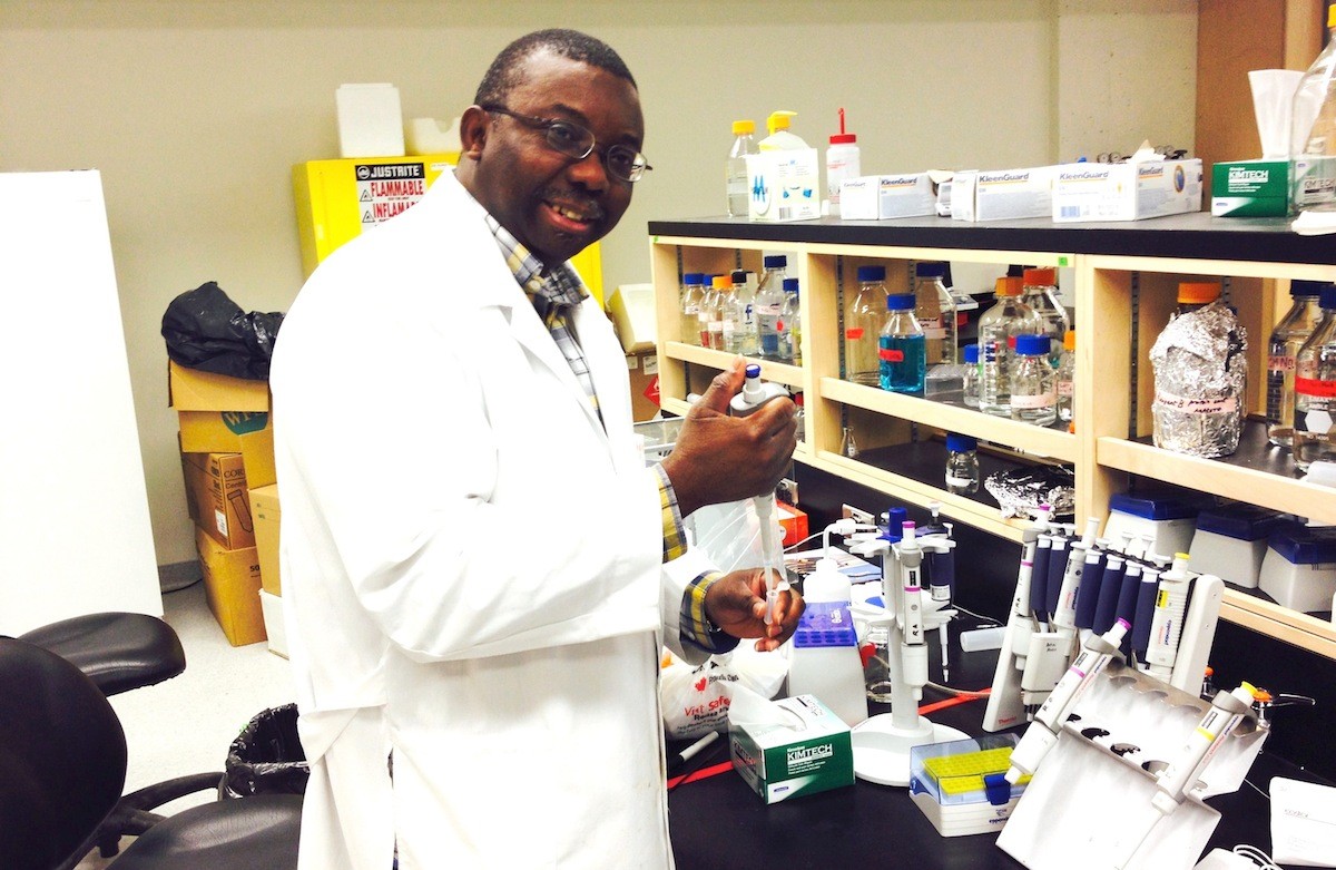 Rotimi Aluko working in the lab