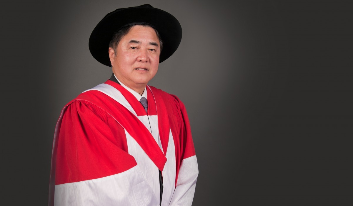 Philip Lee receiving his honouary degree from the U of M in 2011