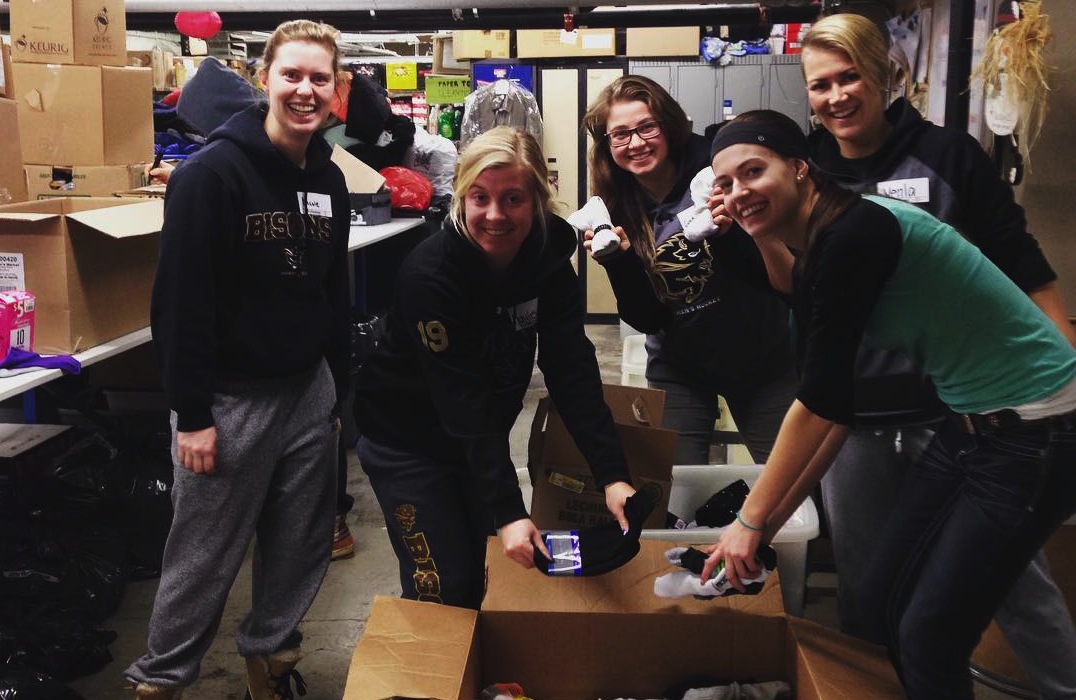 Bisons Women's Hockey volunteering at Siloam Mission