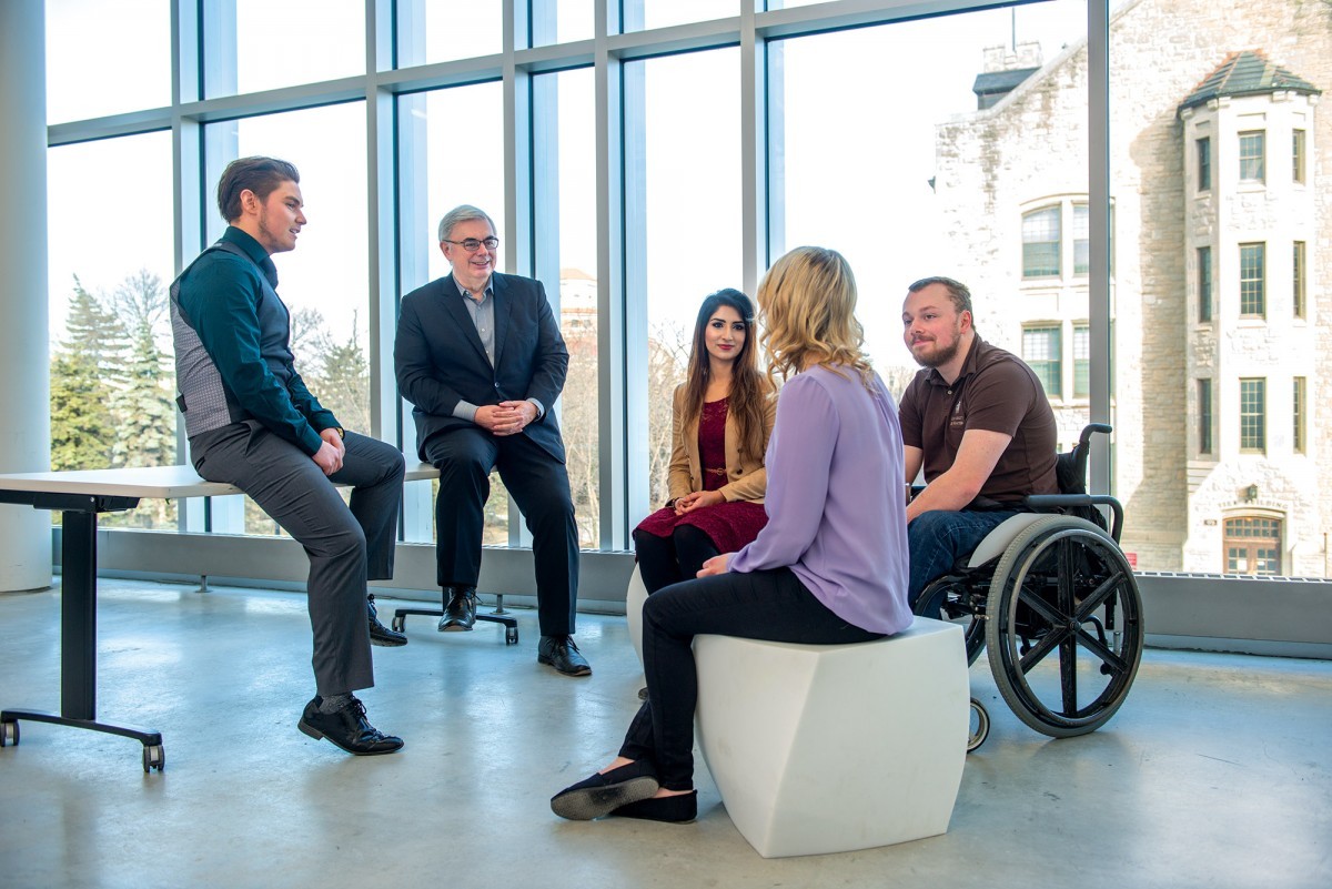 President Barnard meets with a group of students to discuss diversity.