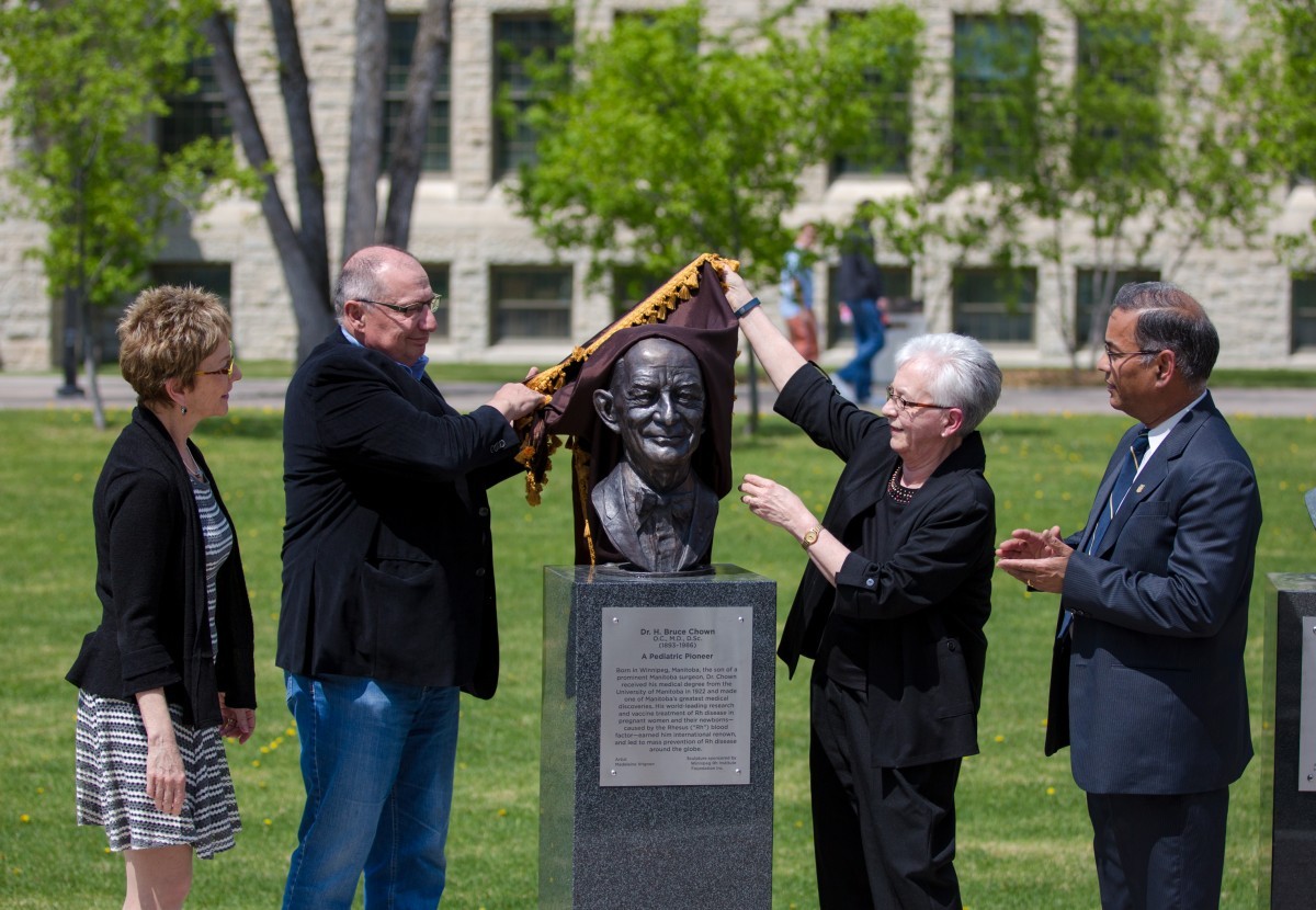 (L-R) Drs. Joanne Keselman, Brian Postl, Juliette Cooper and Digvir Jayas unveil the commemorative bust of Dr. Chown on May 20.