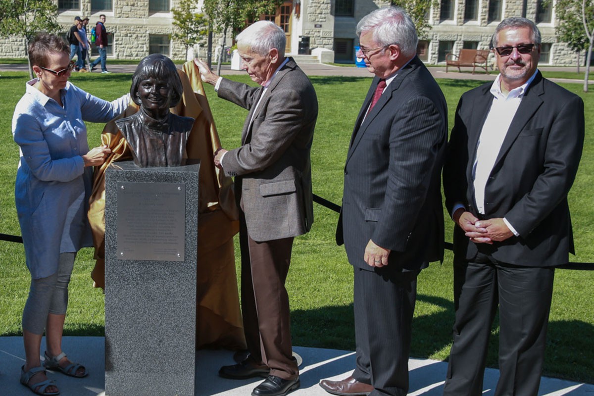 (L-R) Meg Shields (Carol's daughter) and Dr. Don Shields (Carol's spouse and former University of Manitoba Dean of Engineering), University of Manitoba President and Vice-Chancellor David Barnard and Curt Vossen (Richardson Foundation) at the unveiling ceremony on Sept. 8, 2016.