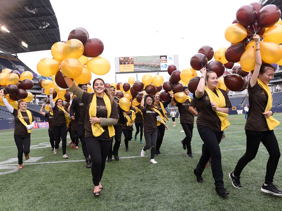 Homecoming Game 2016 balloon march