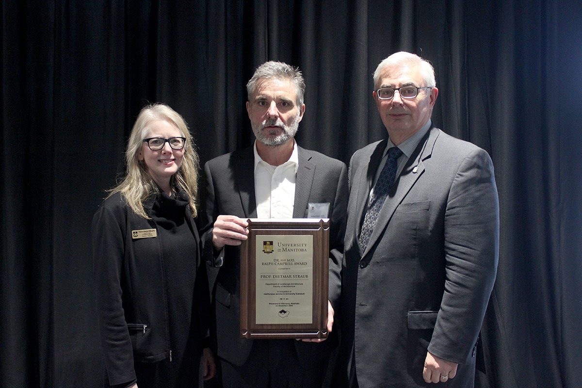 (L-R) Vice-Provost (Student Affairs) Diane Hiebert-Murphy, Dr. and Mrs. Ralph Campbell Outreach Award winner Professor Dietmar Straub and U of M President David T. Barnard.