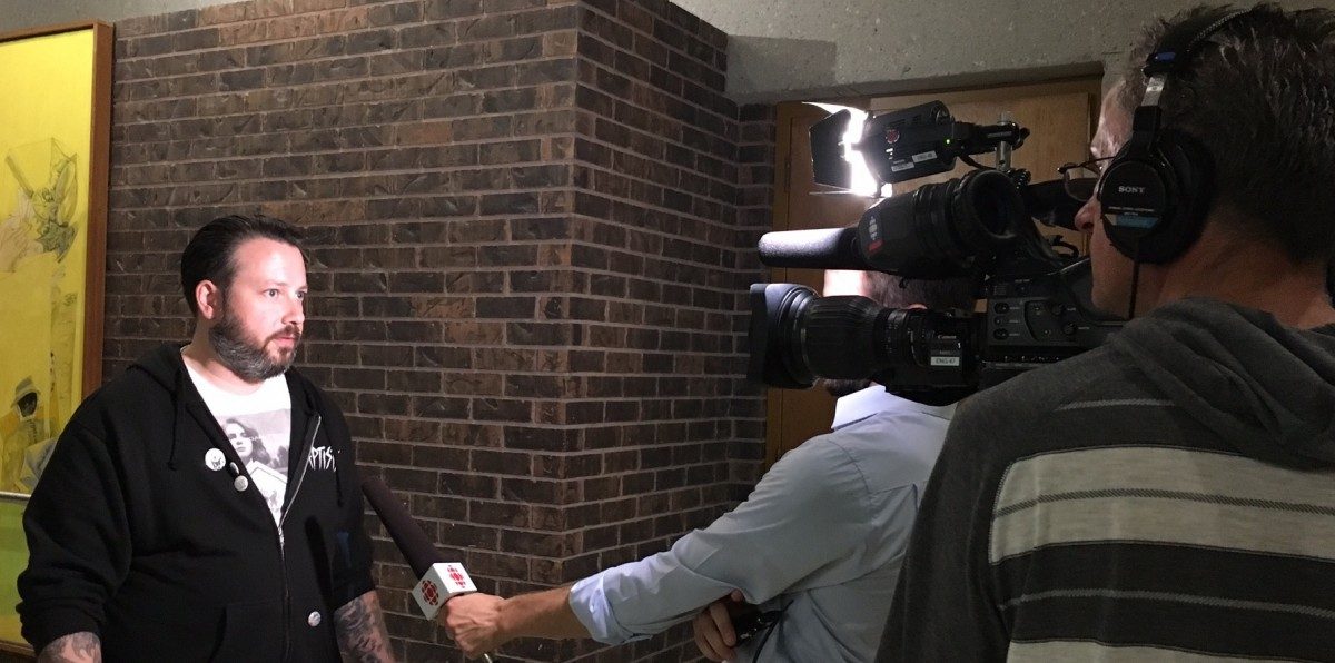 CBC Radio-Canada producer, Rémi Authier interviews one of the students taking the Français juridique class at Robson Hall.