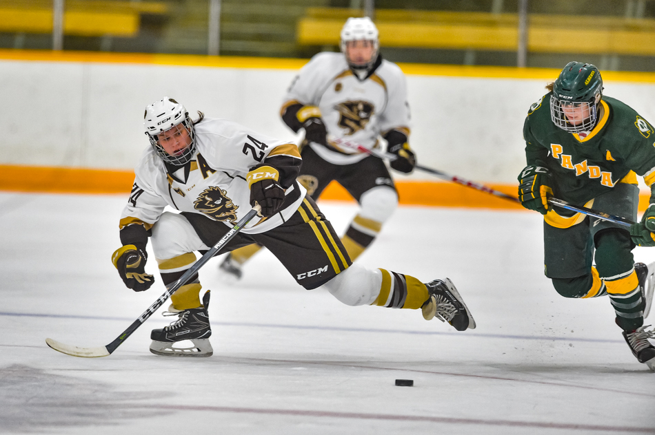 WHKY_ Alanna Sharman (24)-Oct 13_(2017-18)_1AW_02684, in game action, Winnipeg, Manitoba, Canada.Jeff and Tara Miller For Bison Sports