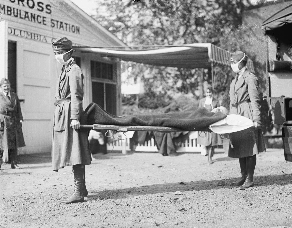 Demonstration at the Red Cross Emergency Ambulance Station in Washington, D.C., during the influenza pandemic of 1918 // Photo: Library of Congress