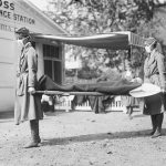 Demonstration at the Red Cross Emergency Ambulance Station in Washington, D.C., during the influenza pandemic of 1918 // Photo: Library of Congress