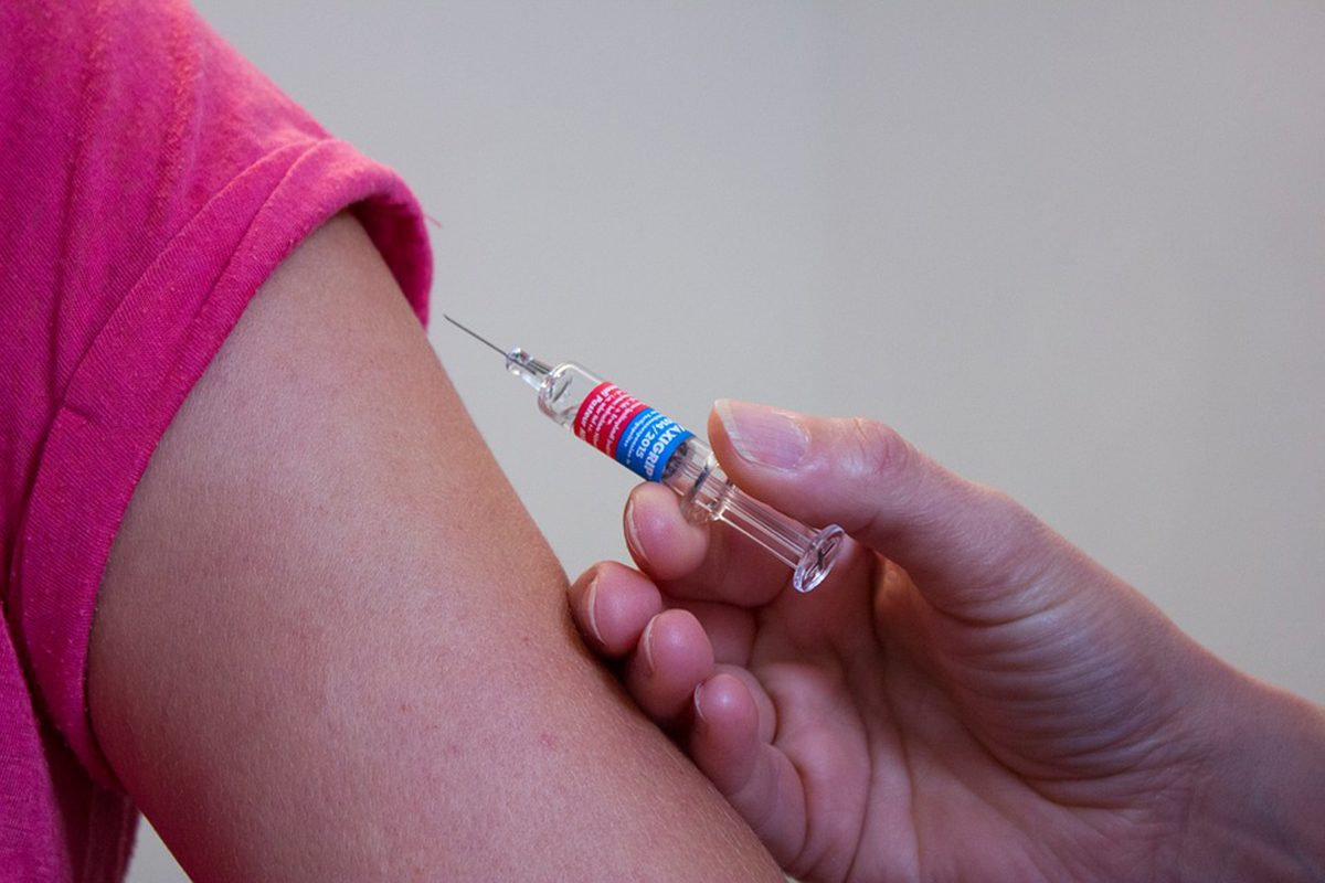 Vaccination needle image from Pixabay.