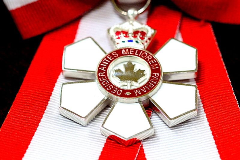 mage from the office of the Governor General of Canada: The insignia of the Order is a stylized snowflake of six points, with a red annulus at its centre which bears a stylized maple leaf circumscribed with the motto of the Order: DESIDERANTES MELIOREM PATRIAM–Latin for “They desire a better country”.