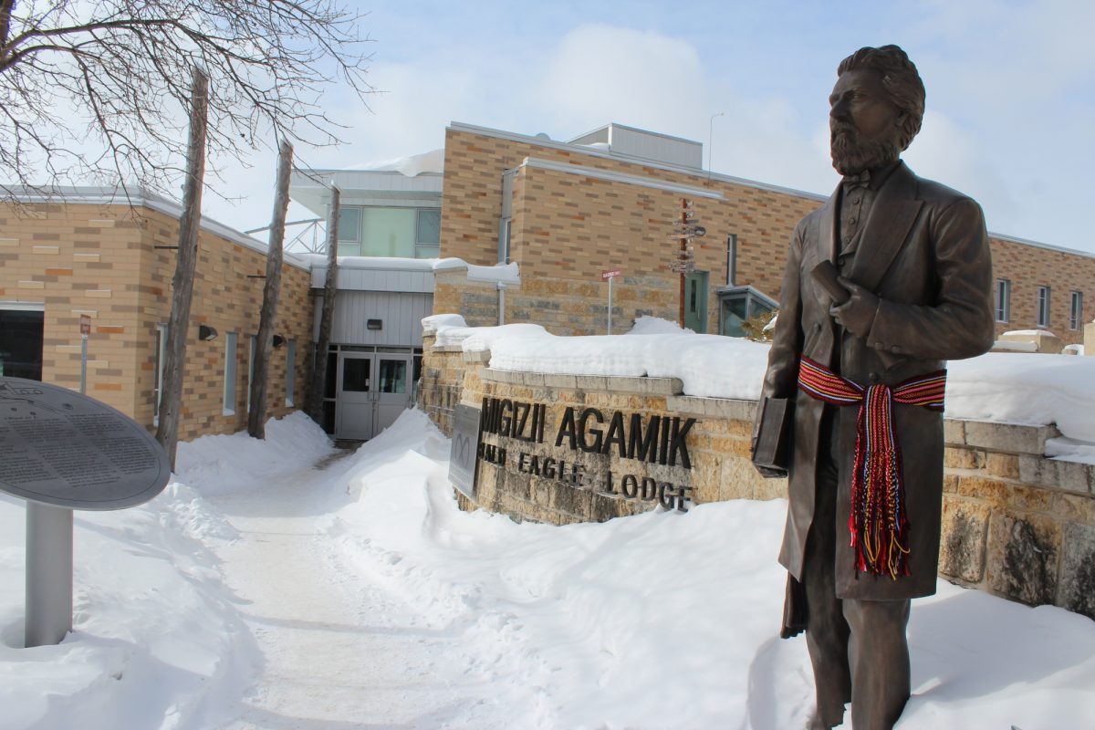 louis-riel-statue-outside-of-migizii-agamik