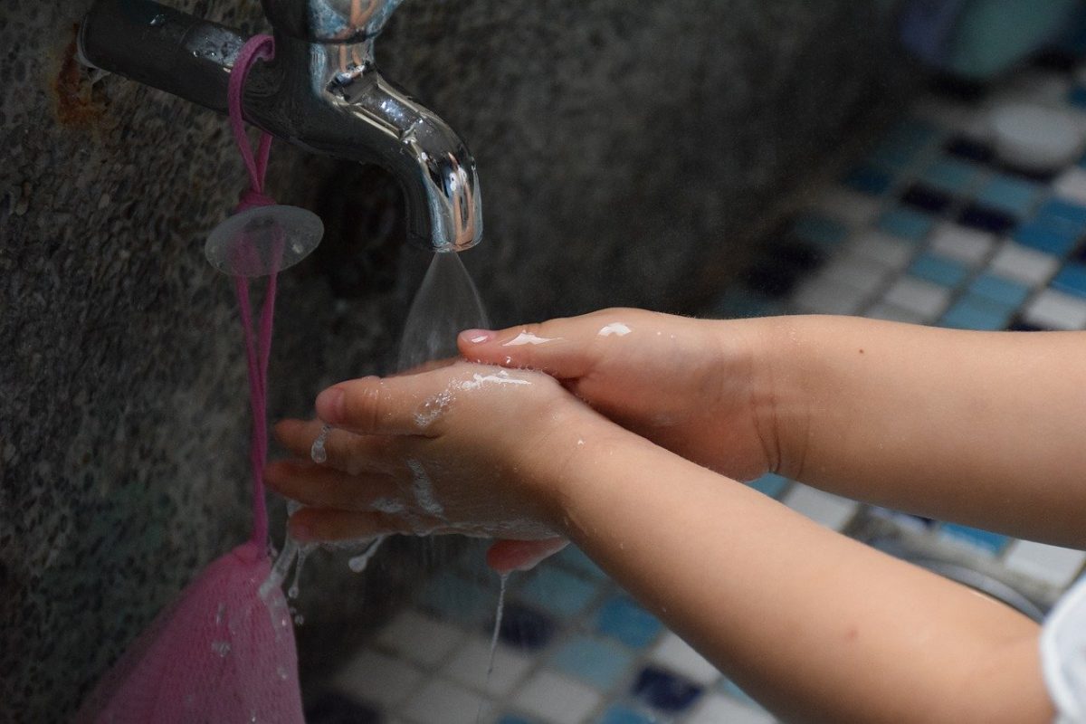 A child washes hands