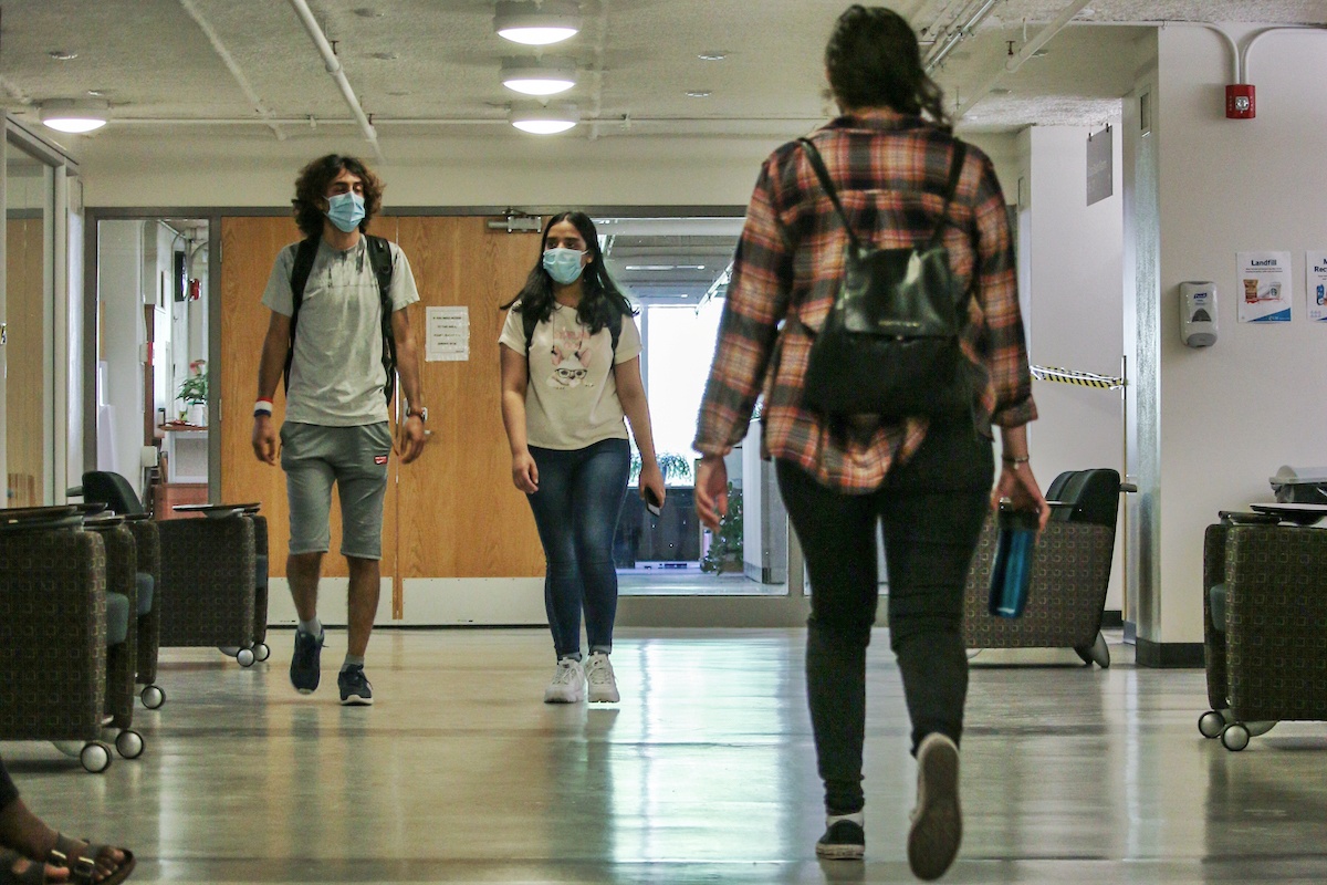 Students in masks on UM's Fort Garry campus.