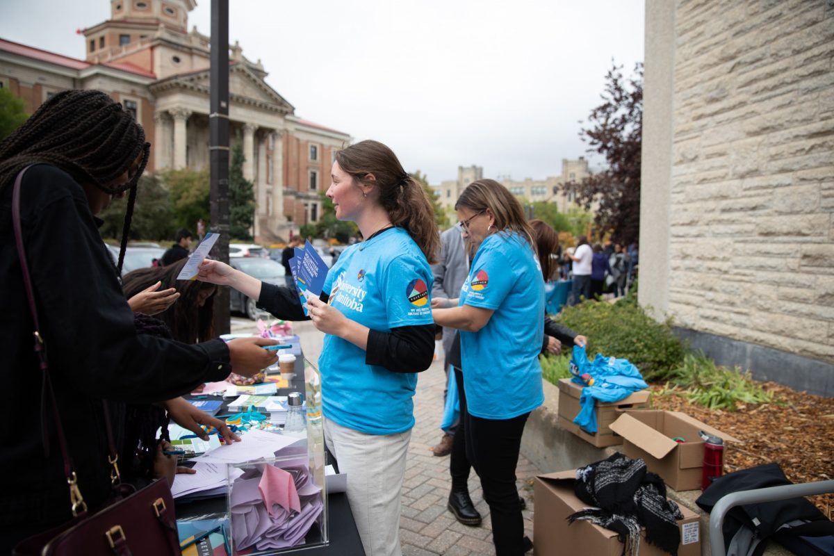 Orientation volunteers help new students on Welcome Day 2019. File photo from before the COVID-19 pandemic.