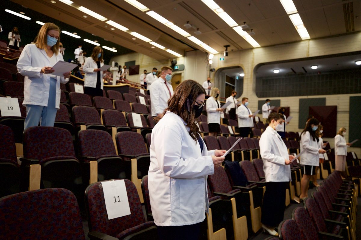 Medical students recite the Physician’s Pledge.