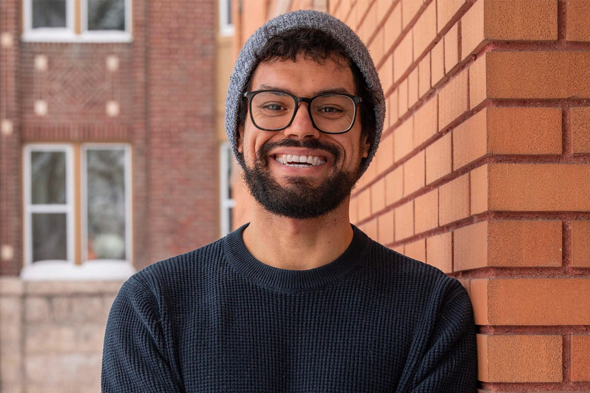 Kevin Prada is all smiles after being awarded his Alumni Association Scholarship. (Photo credit: La Liberté)