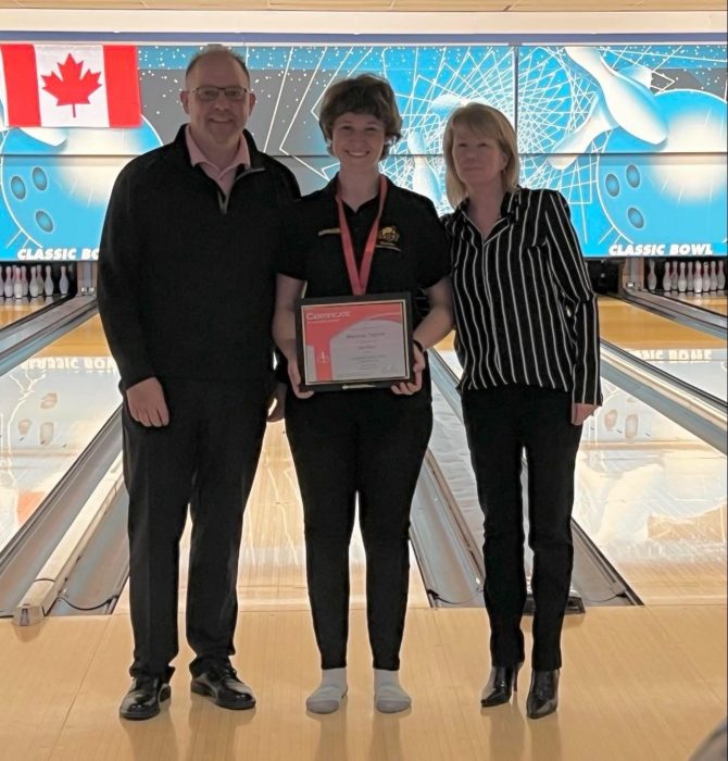 Team Canada bowler Marissa Naylor stands with two former Team Canada members