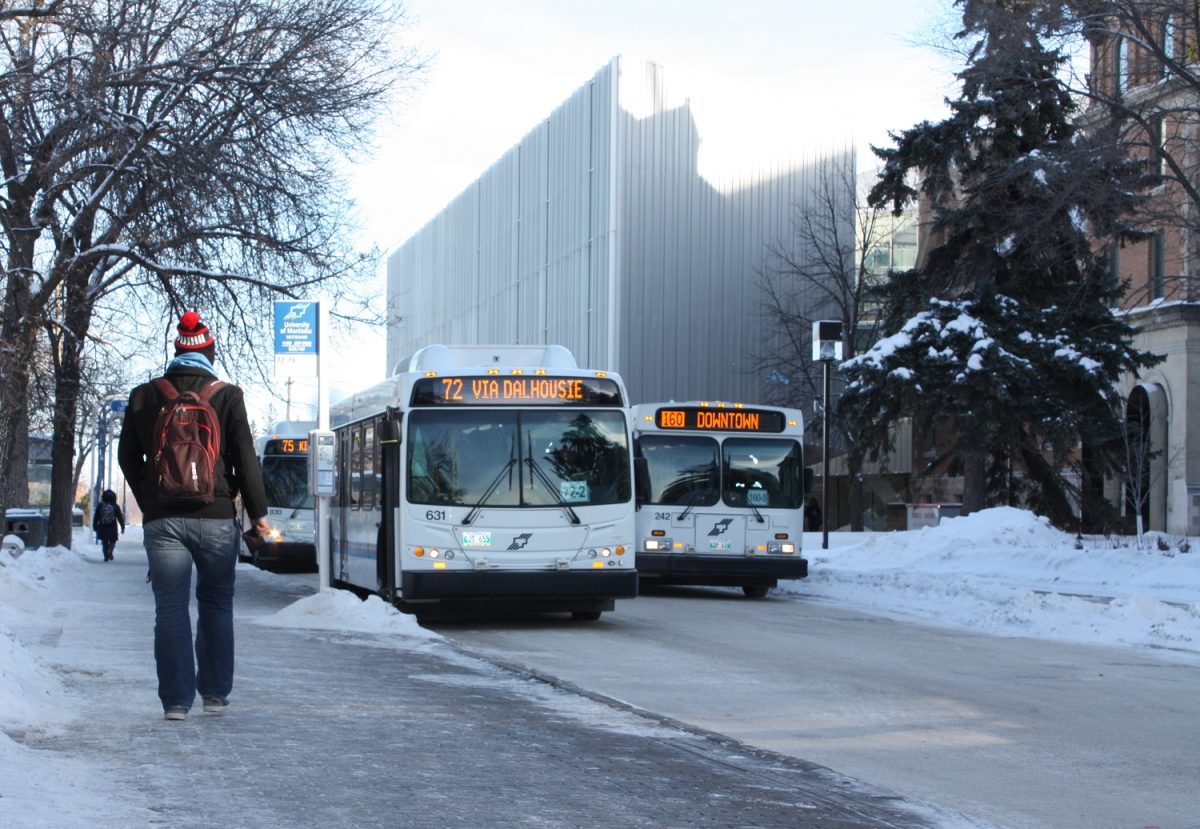UM campus members walking to catch a bus at Fort Garry.