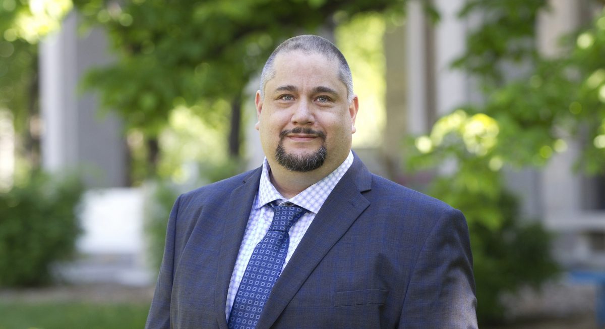 Headshot of Dr. Richard Jochelson, Dean of the Faculty of Law, UM in front of Robson Hall