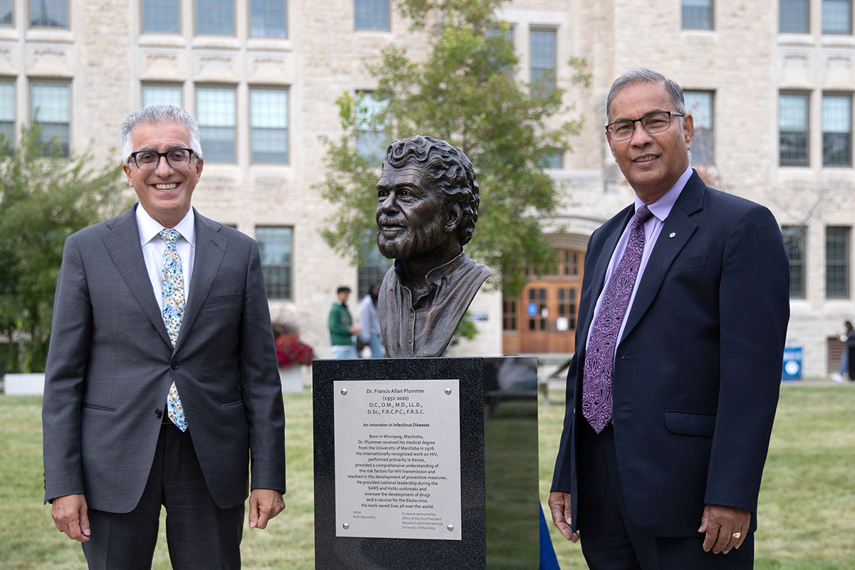 UM President Michael Benarroch and Vice-President (Research and International) Digvir S. Jayas at the unveiling of the bust of Dr. Plummer on Sept. 8, 2022.