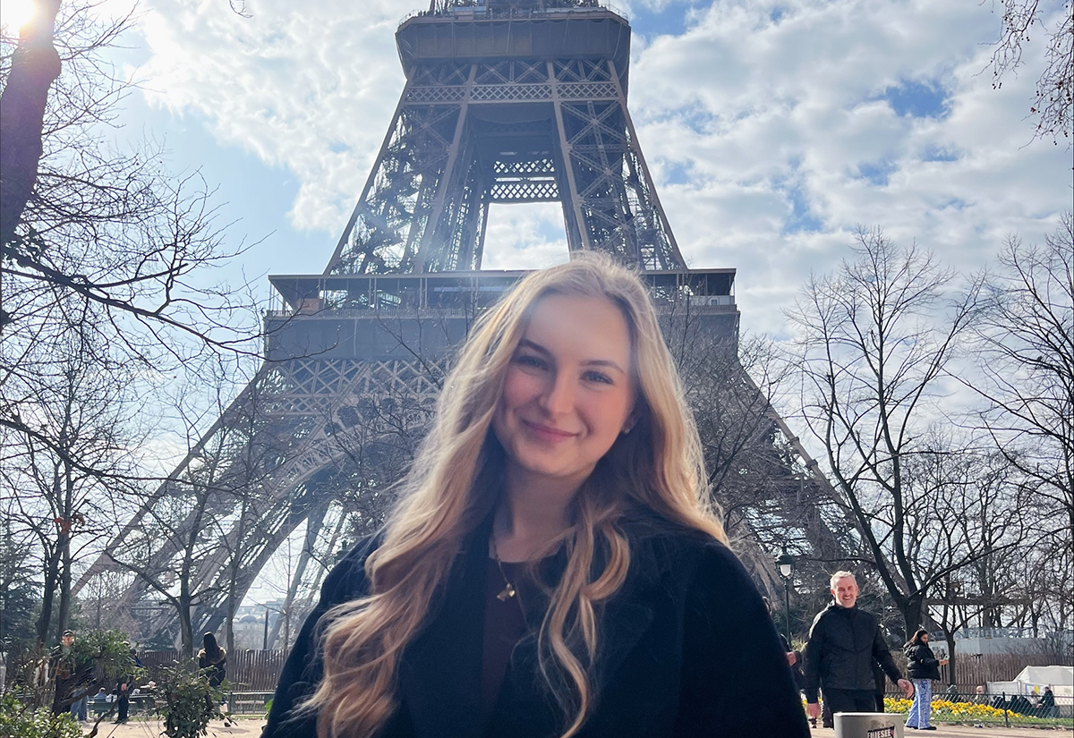Asper student Melisa Miljkovic standing in front of the Eiffel Tower.