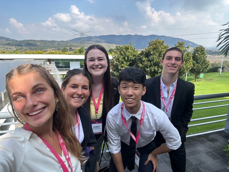 Groeneveld and mixed round teammates from Corvinus University of Budapest, Chinese University of Hong Kong, University of Vermont and a guide from Universidad Panamericana.