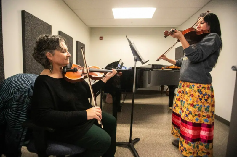 MIKAELA MACKENZIE / FREE PRESS Metis fiddling instructor Patti Kusturok (left) and Indigenous Studies grad student Krysta Alexson at the University of Manitoba.