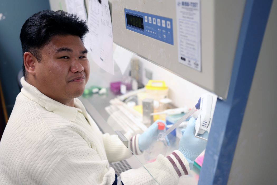 Jaypee Aguilar at work in a physiology lab.