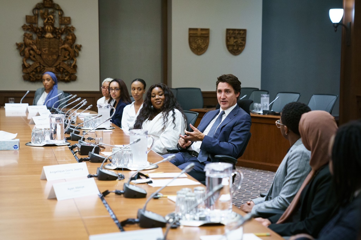 Prime Minister Justin Trudeau at a round table with the 1834 Fellows.